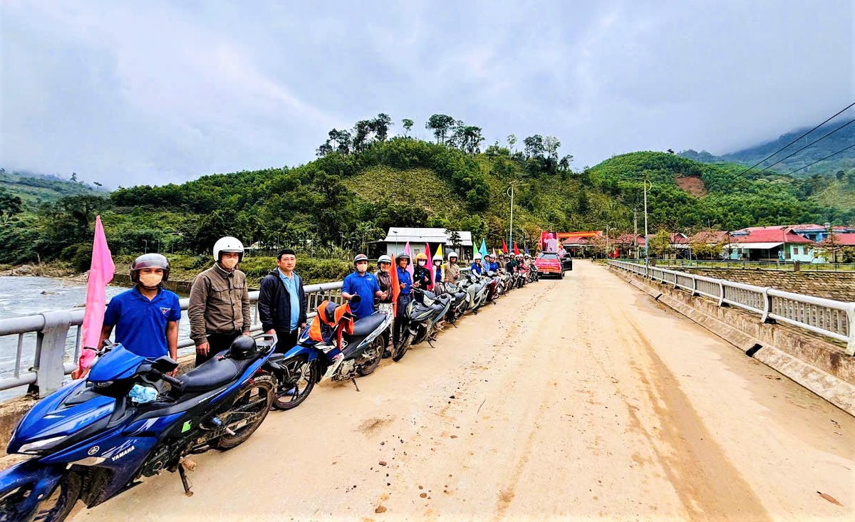 Lực lượng chức năng xã Trà Leng đi tuyên truyền bầu cử. Ảnh: CV.