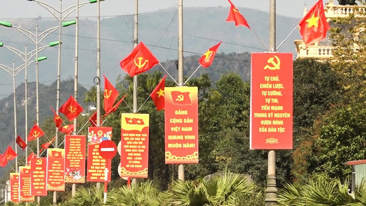 Tuyến phố Đại Đồng, xã Mỹ Đức rực rỡ pa nô, biểu ngữ cờ hoa. Ảnh: TL.