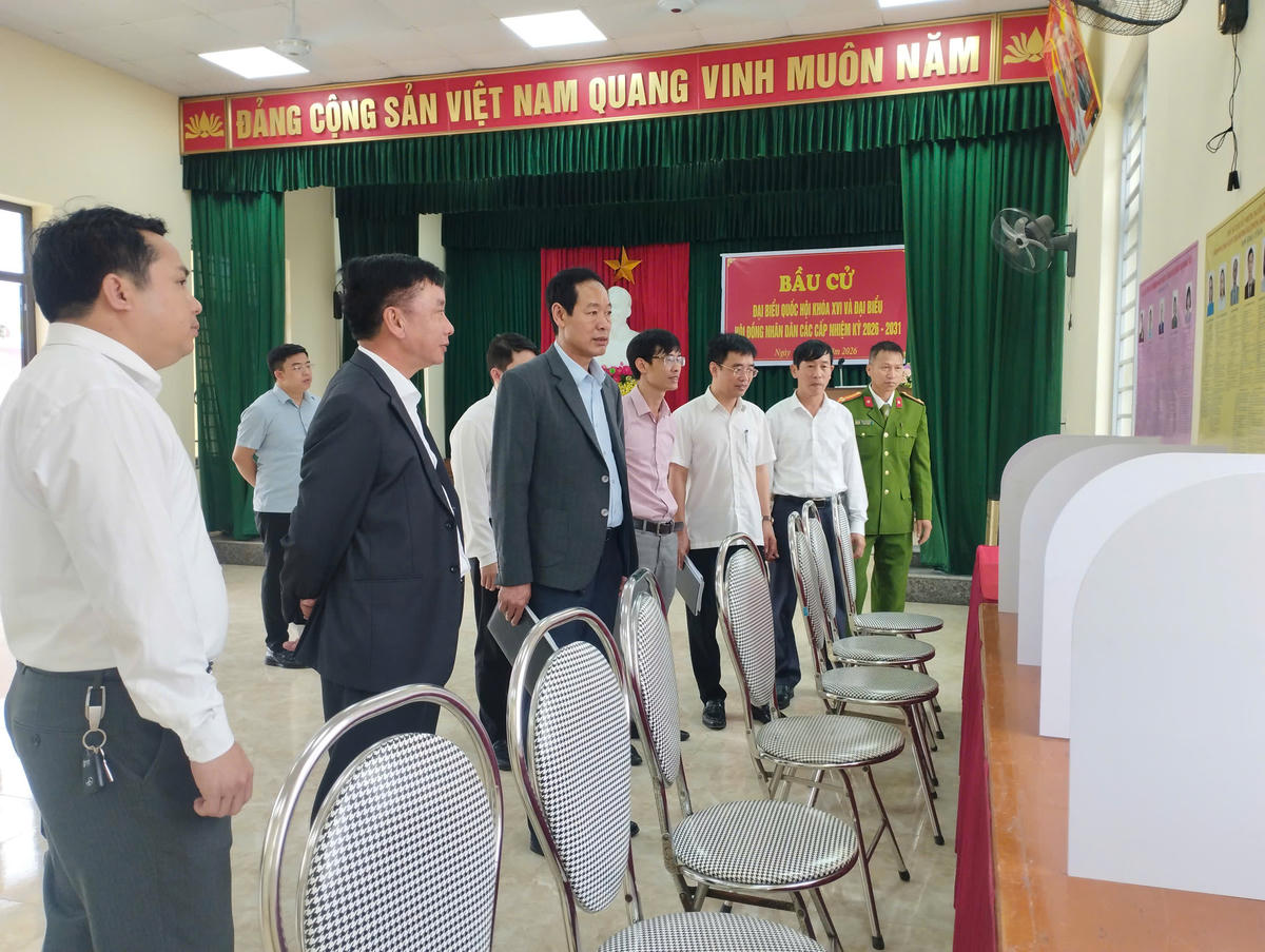 Lãnh đạo xã Vĩnh Hải, TP Hải Phòng rà soát công tác chuẩn bị cho ngày bầu cử. Ảnh: Bích Dương.&nbsp;