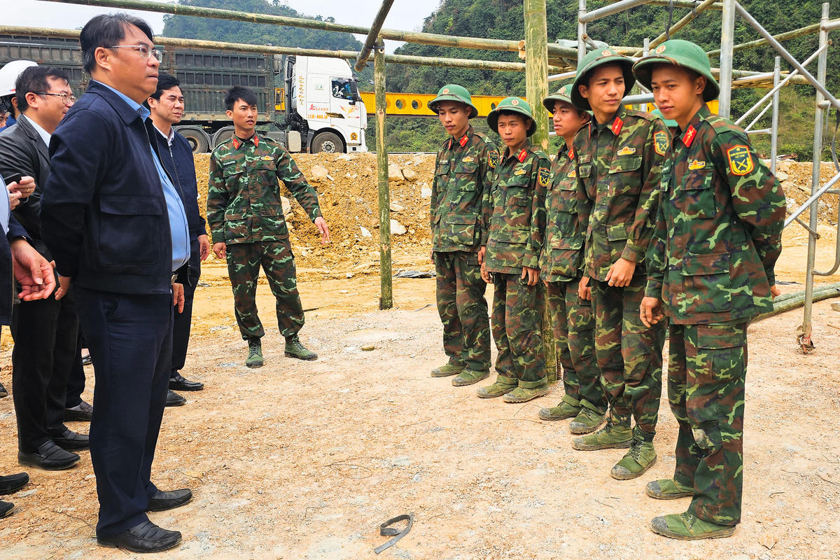 Bí thư Tỉnh ủy Cao Bằng Phan Thăng An hỏi thăm động viên các cán bộ, chiến sĩ.