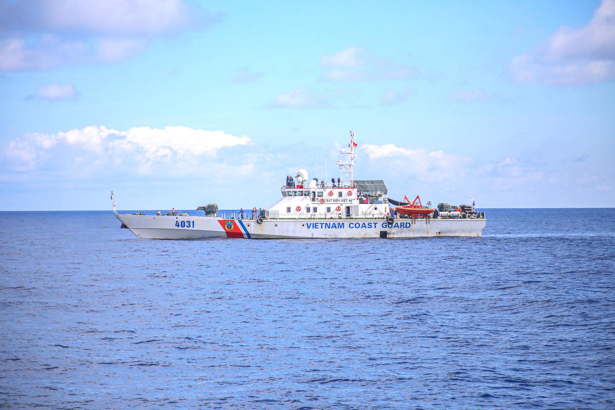 Tàu CSB 4031 thực hiện nhiệm vụ trên biển. Ảnh: Đức Định.