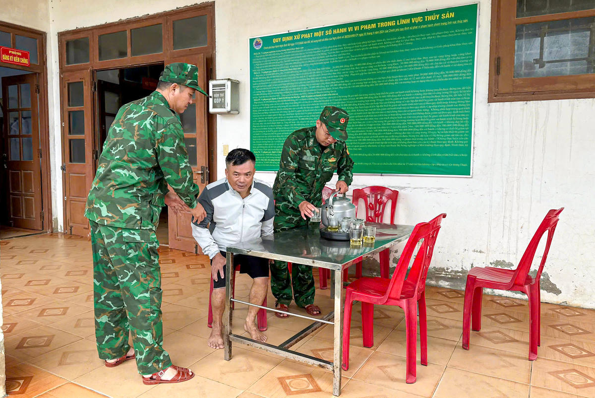 Lực lượng chức năng đã kịp thời phát hiện và đưa ngư dân Nguyễn Trọng Nghĩa vào bờ an toàn.