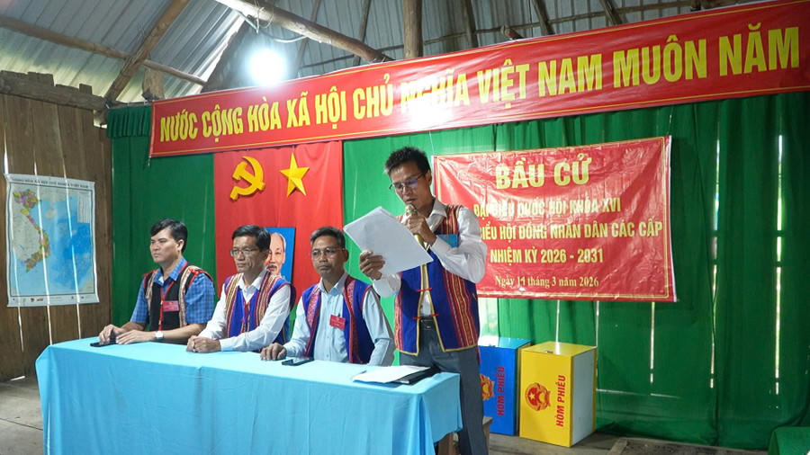 Các thành viên Ban Bầu cử xã Vĩnh Sơn, tỉnh Gia Lai điều hành cuộc bầu cử. XĐ.