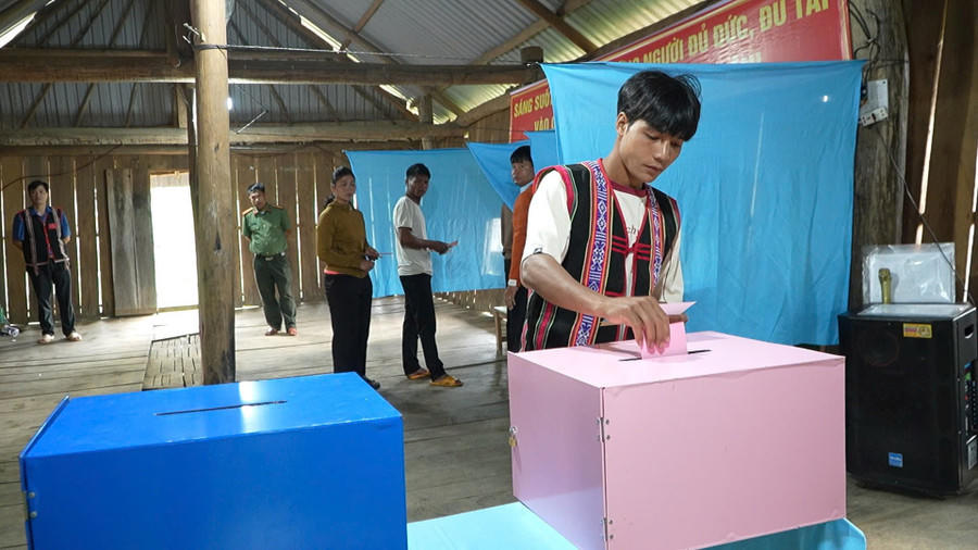 Cử tri thôn 02 bỏ phiếu bầu ĐBQH khóa XVI và đại biểu HĐND các cấp, nhiệm kỳ 2026-2031. Ảnh: XĐ.