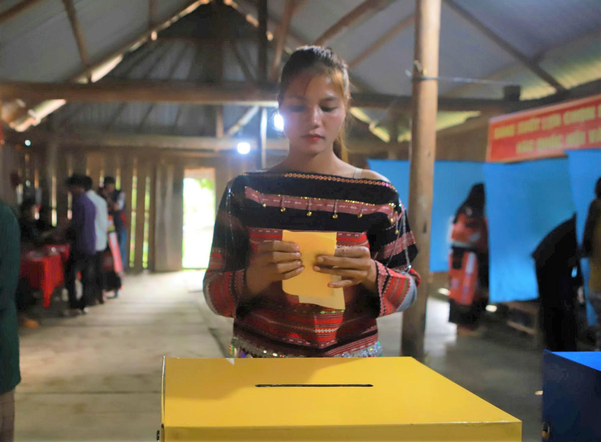 Cử tri thôn 02 đang bỏ phiếu. Ảnh: CV.