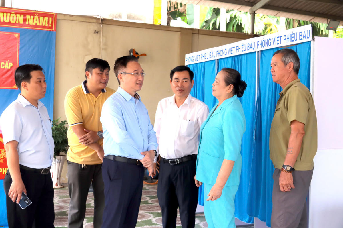 Làm việc với lãnh đạo địa phương, ông Đặng Minh Thông, Phó Bí thư Thành ủy TP Hồ Chí Minh đề nghị phải thực hiện đúng quy định, đúng thời gian, tránh xảy ra sai sót trong bầu cử. Ảnh: NN.