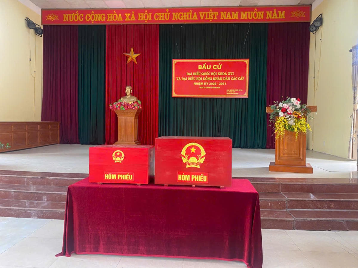 Tại các khu vực bỏ phiếu, hòm phiếu, con dấu đều đã được chuẩn bị đầy đủ, bố trí tại những địa điểm khang trang, thuận tiện cho việc đi lại của bà con nhân dân. Ảnh: NC