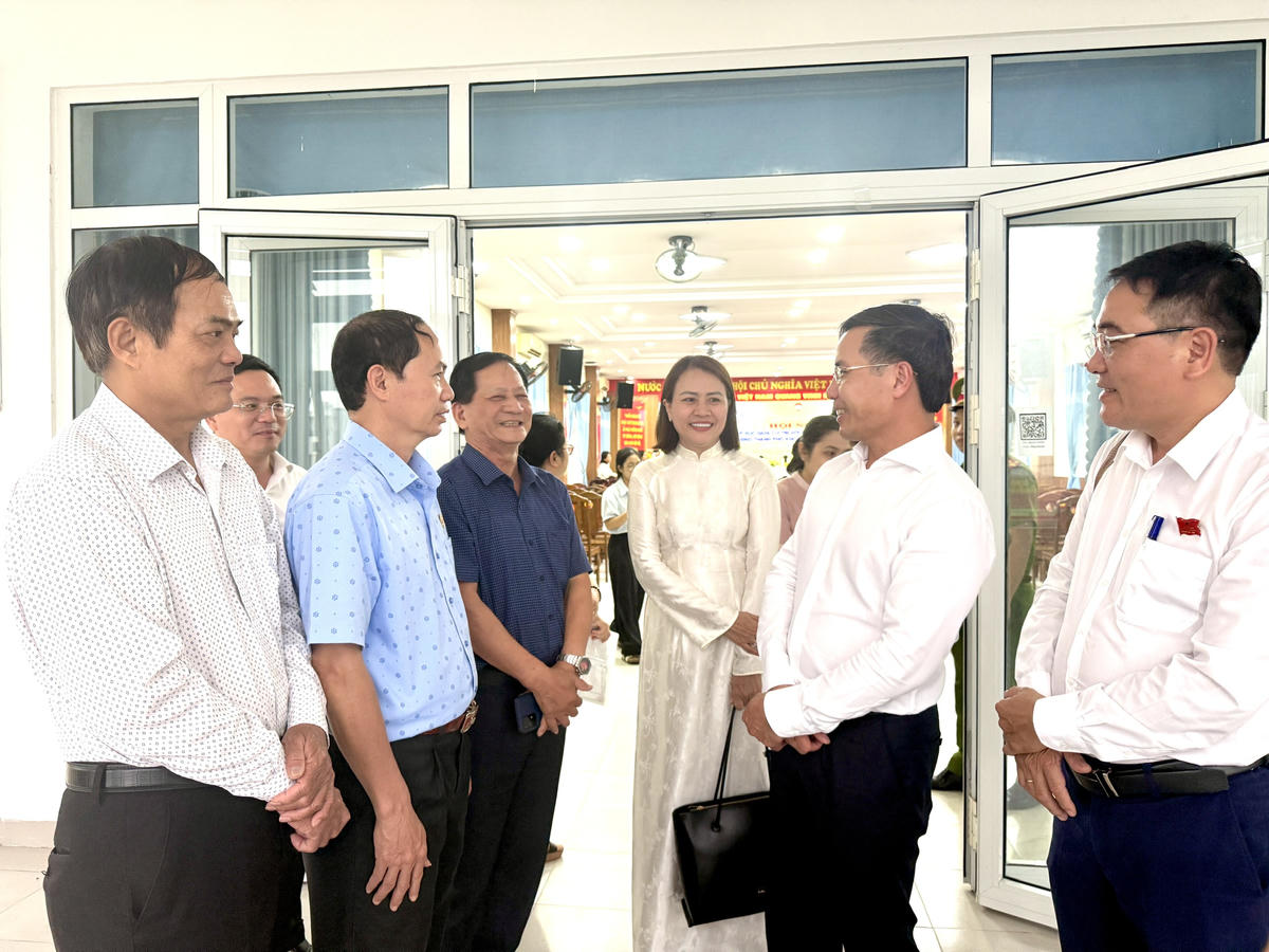 Từ phải qua: Trưởng Ban Pháp chế HĐND thành phố Lương Công Tuấn; Chủ tịch UBND thành phố Phạm Đức Ấn; Phó Chủ tịch Ủy ban MTTQ VN TP Đà Nẵng Trần Thị Mẫn tiếp xúc cử tri phường Hòa Cường. Ảnh: Nguyễn Tú.