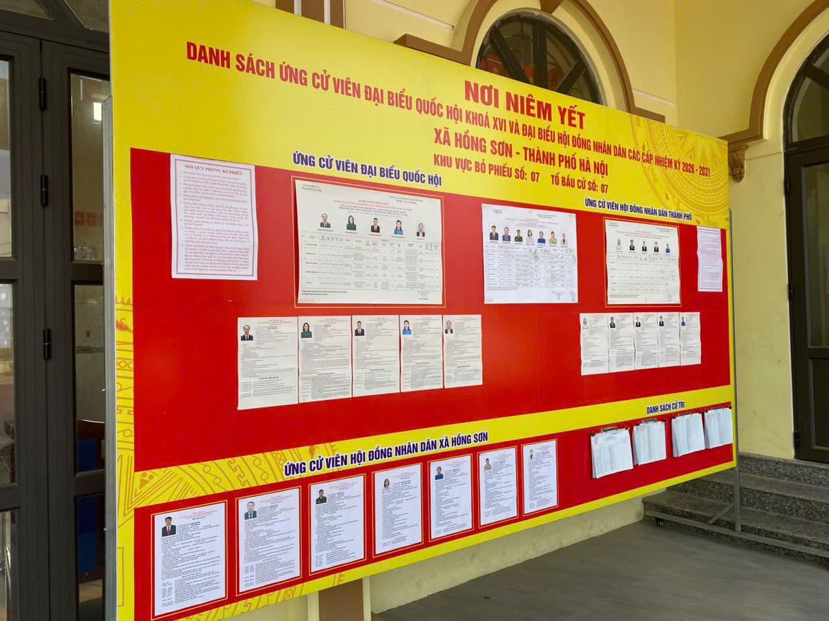 Các thôn đã phối hợp chặt chẽ với lực lượng công an rà soát nhân khẩu, đảm bảo không bỏ sót bất kỳ công dân nào đủ điều kiện bỏ phiếu. Danh sách cử tri hiện được niêm yết công khai tại trụ sở UBND xã và các khu vực bỏ phiếu để người dân tiện theo dõi, kiểm tra. Ảnh: NC