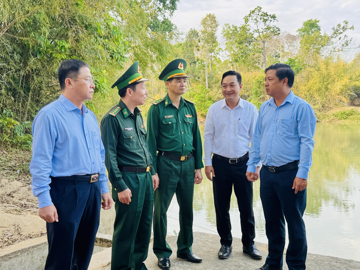 Các đại biểu thăm Bến phà Công binh – di tích lịch sử quốc gia đặc biệt thuộc tuyến đường Trường Sơn huyền thoại. Ảnh: Thanh Nga.