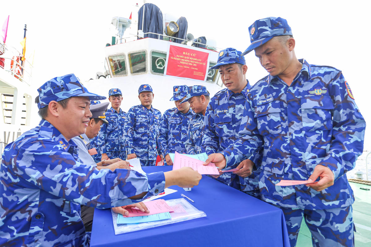 Cán bộ, chiến sỹ nhận phiếu bầu. Ảnh: Đức Định.