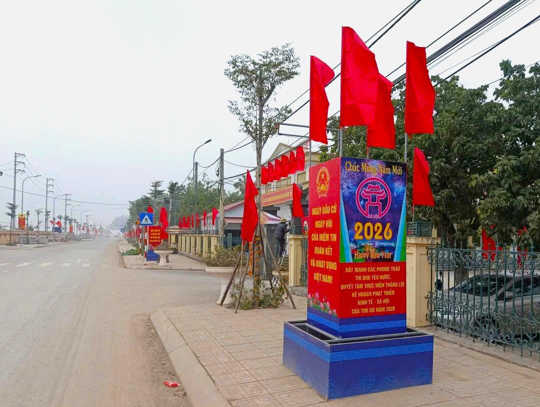 Dọc các tuyến đường chính và tại các nhà văn hóa thôn, cờ Tổ quốc, băng rôn, khẩu hiệu và pano tuyên truyền rực rỡ sắc đỏ. Hệ thống loa truyền thanh xã liên tục cập nhật thông tin, quy định về Luật Bầu cử đến từng hộ gia đình. Ảnh: TL