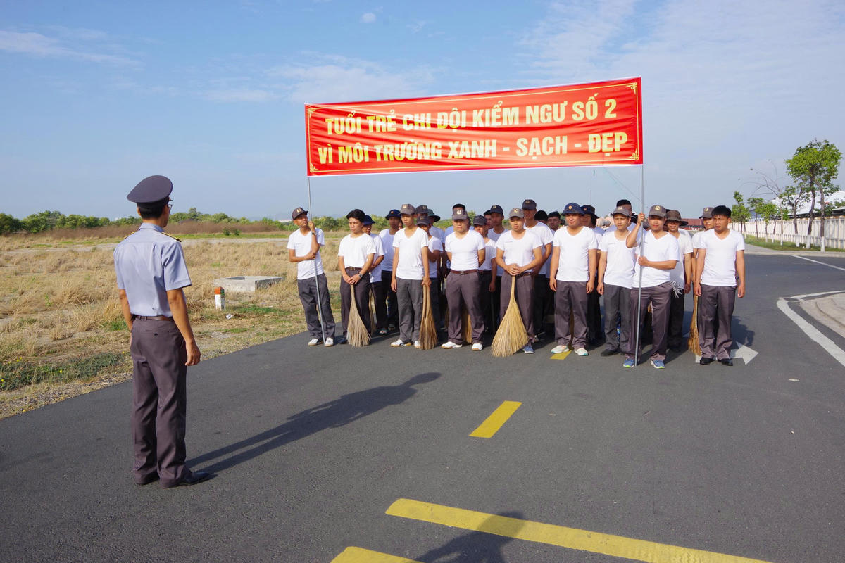 Quang cảnh lễ ra quân "Ngày thứ Bảy tình nguyện" của tuổi trẻ Đội Kiểm ngư số 2, sáng 14/3. Ảnh: Đức Định.