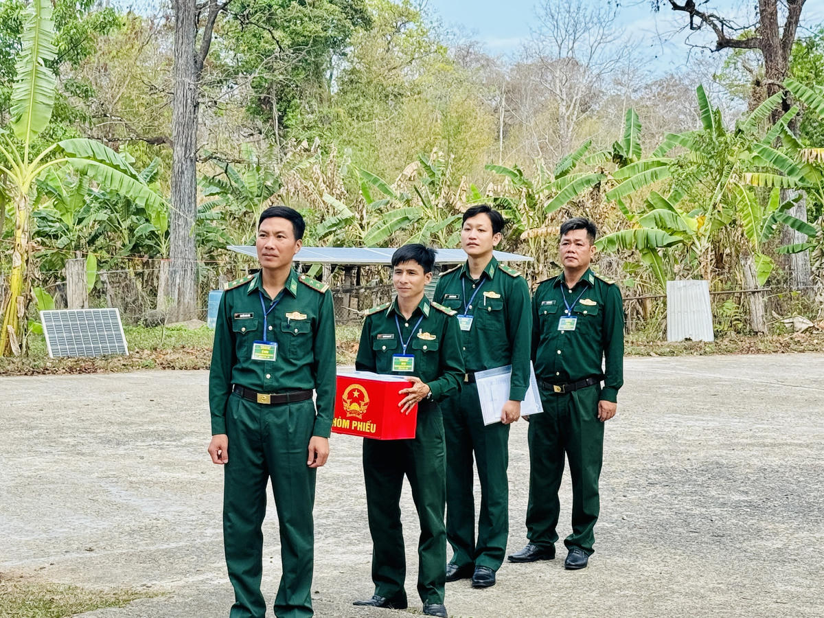 Tổ bầu cử của đơn vị mang&nbsp;mang hòm phiếu di động đến các chốt trực chiến để cán bộ, chiến sĩ thực hiện quyền và nghĩa vụ công dân. Ảnh: Thanh Nga.