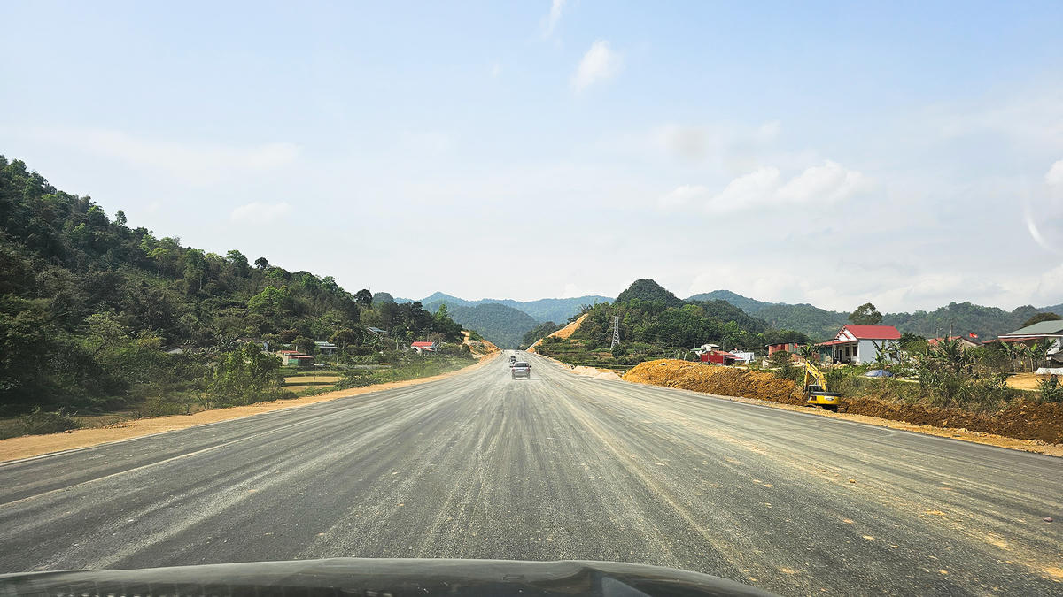 Trên tuyến cao tốc đang thi công, một số đoạn đã được thảm nhựa đường.