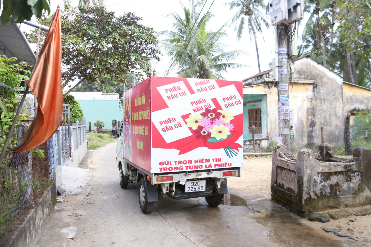 Xe lưu động đi tuyên truyền bầu cử trên xã đảo Tam Hải. Ảnh: CV.