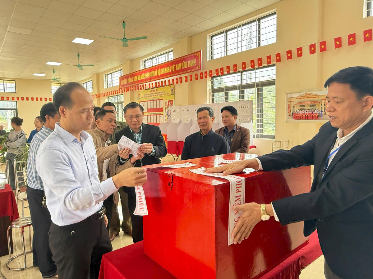 Bí thư Đảng ủy xã Mỹ Đức Đặng Văn Cảnh cùng đoàn công tác kiểm tra công tác bầu cử sáng 14/3. Ảnh: VB.