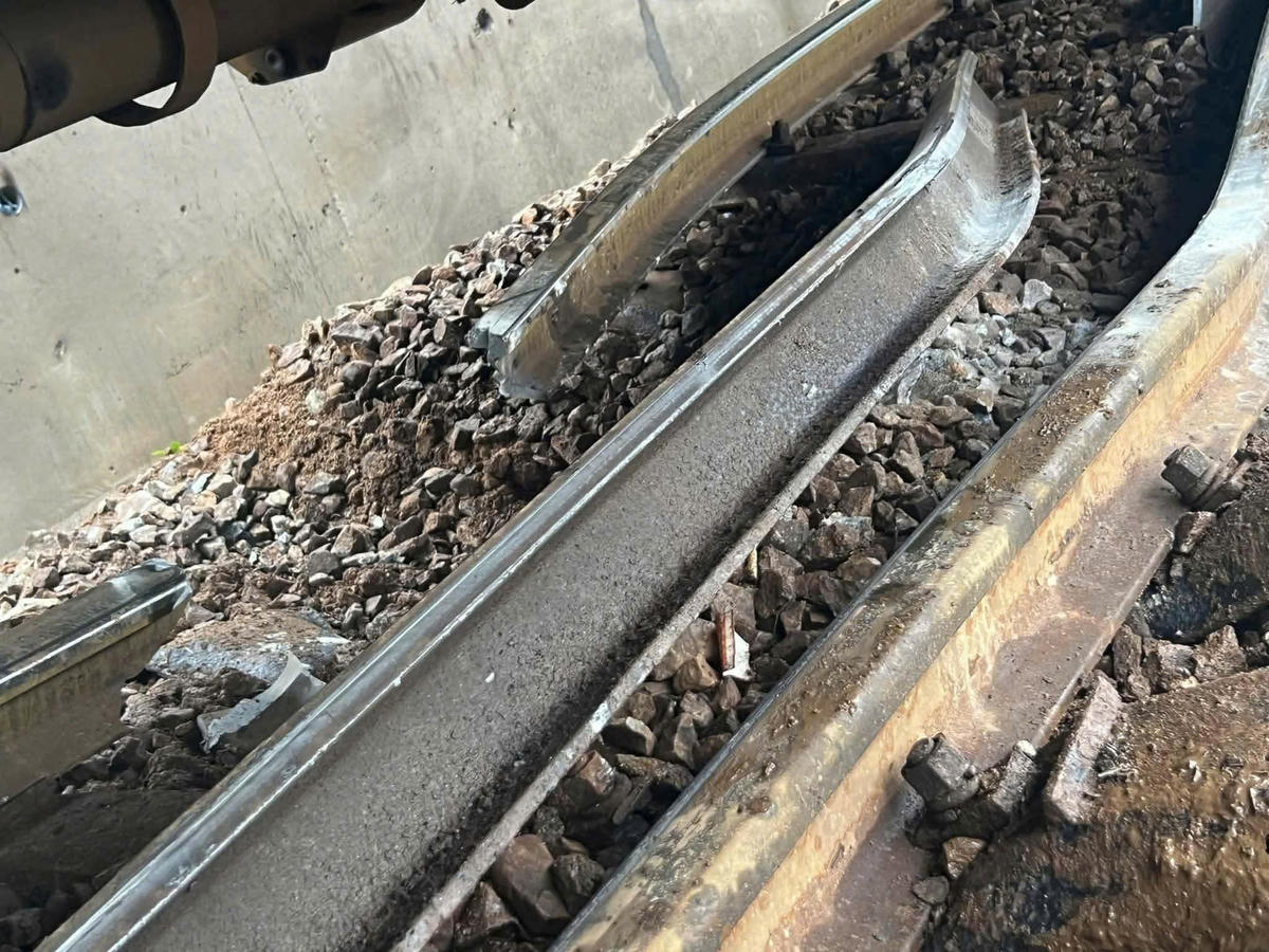 Thanh ray bị cong vẹo và đứt gãy. Ảnh: V.N