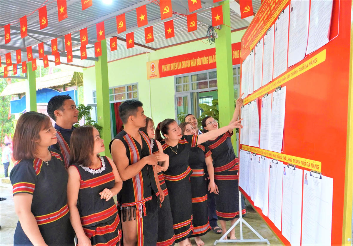 Cử tri xã Trà Leng đang xem niêm yết danh ứng cử viên ĐBQH khóa XVI và đại biểu HĐND các cấp, nhiệm kỳ 2026-2031. Ảnh: CV.