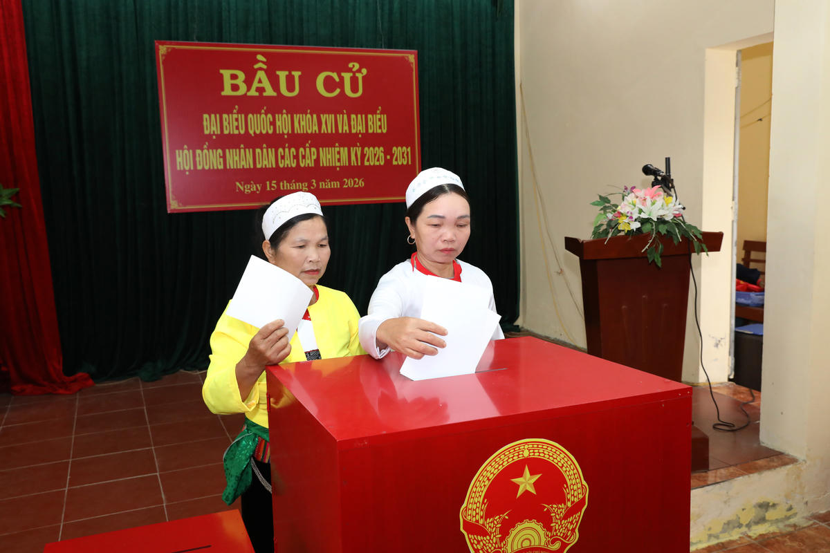 Đồng bào dân tộc thiểu số xã Cúc Phương đi bầu cử tại tổ bầu cử số 6. Ảnh: Đức Phương