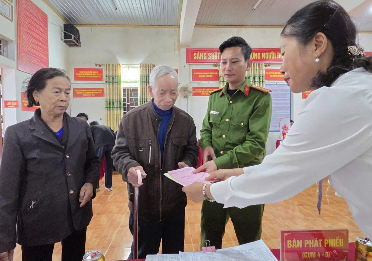 Cán bộ, chiến sĩ hỗ trợ người già vào khu vực bỏ phiếu, hướng dẫn tỉ mỉ từng quy trình để cử tri hoàn thành việc bỏ phiếu thuận lợi. 