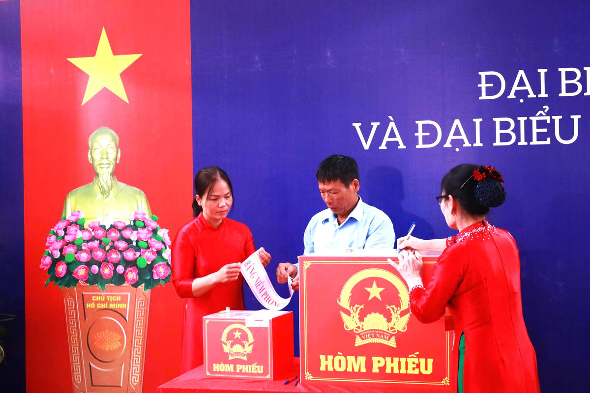 Công tác minh bạch hòm phiếu trước sự chứng kiến của đông đảo cử tri Khu vực bỏ phiếu số 1.