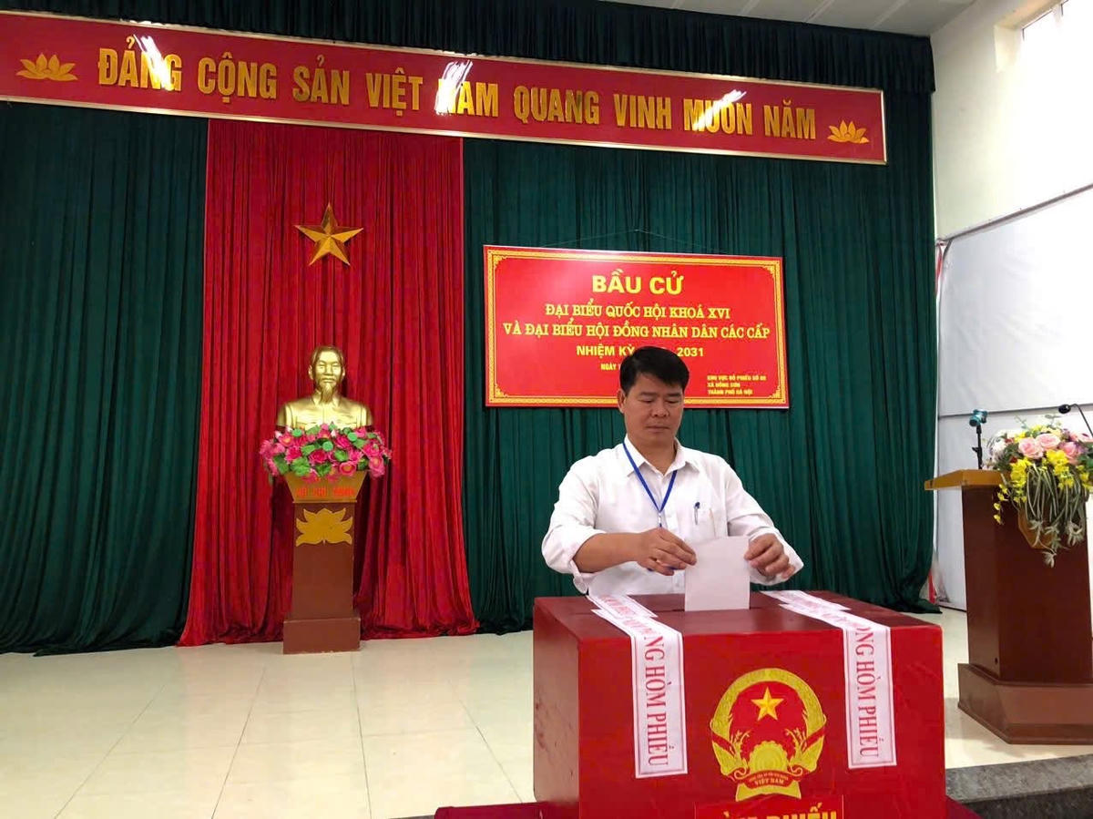 Phó Chủ tịch UBND xã Đặng Minh Đức thực hiện quyền và nghĩa vụ công dân. Ảnh: T.L