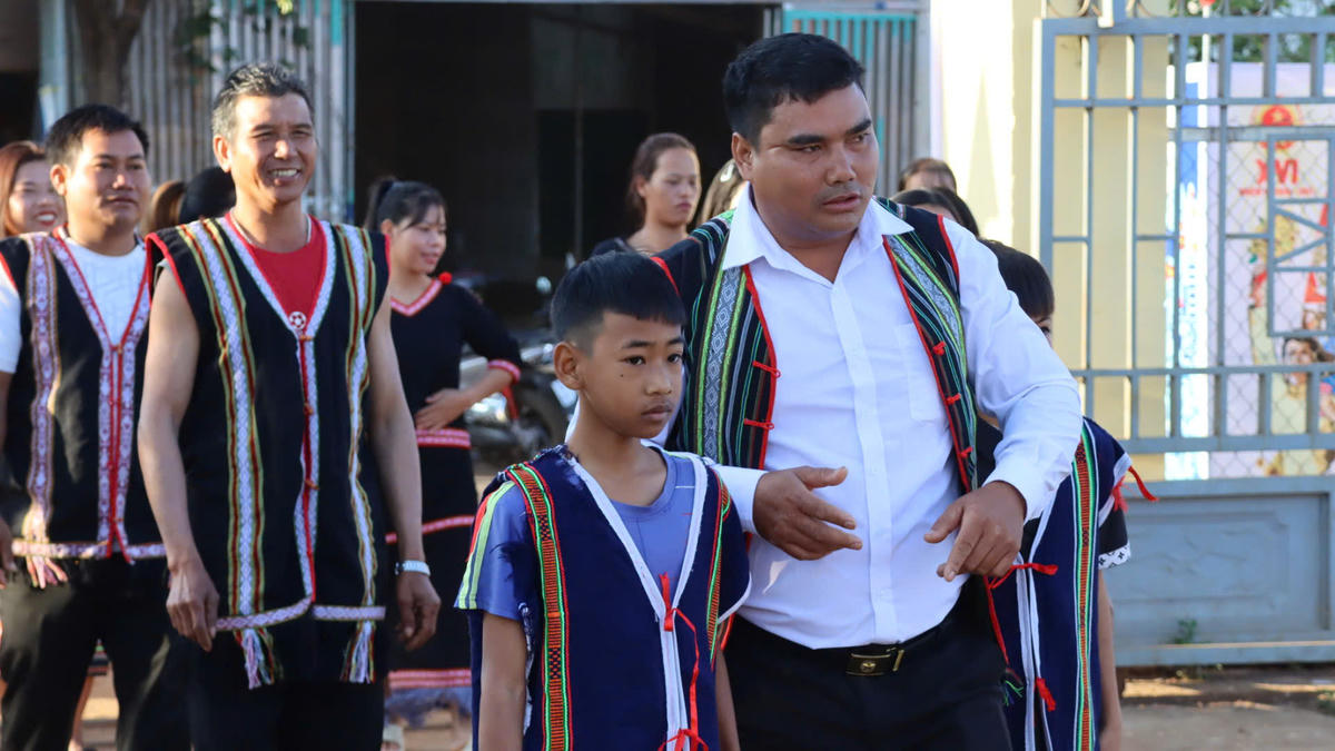 Cử tri trong trang phục gọn gàng đi bầu cử. Ảnh: CV.