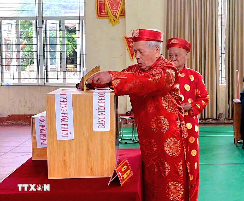 Các cụ cao niên phường Nếnh, Bắc Ninh, tham gia bầu cử. (Ảnh: Đồng Thúy/TTXVN).