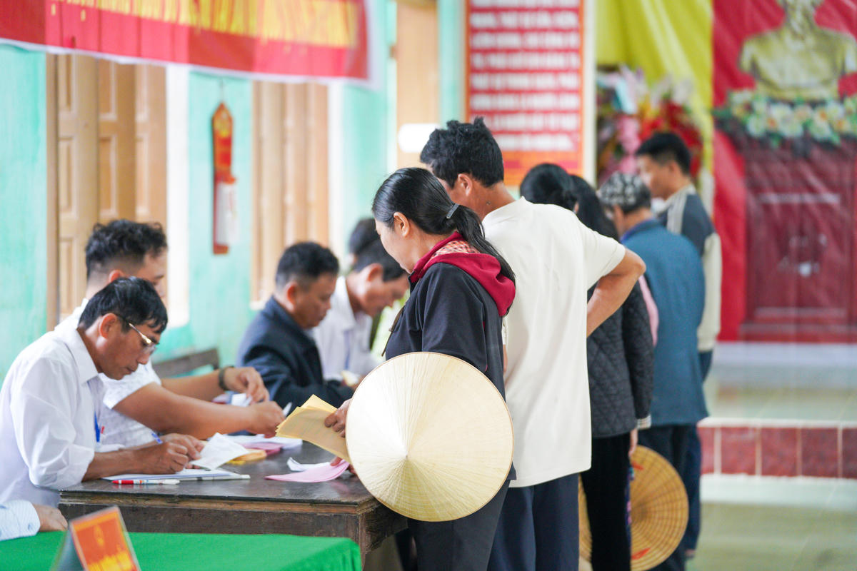 Cử tri xếp hàng làm thủ tục nhận phiếu bầu trong không khí nghiêm túc, trật tự. Ảnh: Cẩm Kỳ&nbsp;