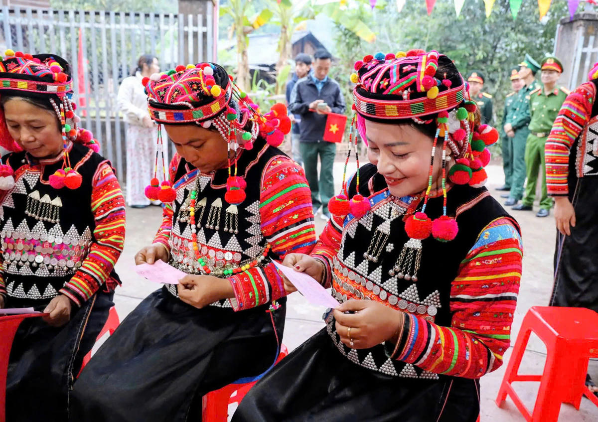 Không khí tại khu vực bỏ phiếu ở xã Sín Thầu trong Ngày hội toàn dân đi bầu cử. Ảnh: Q,Đ.