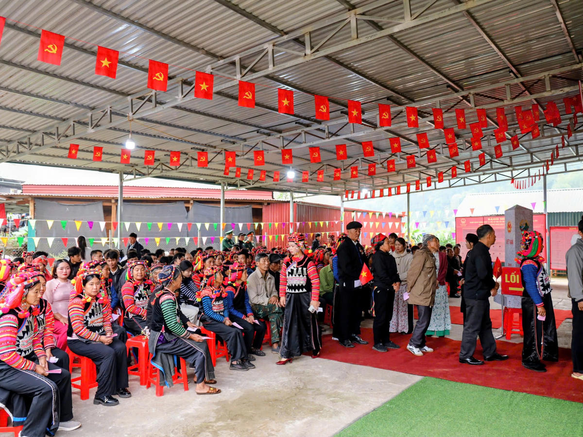 Người dân các bản ở xã Sín Thầu (Điện Biên) đến khu vực bỏ phiếu từ sáng sớm để thực hiện quyền và nghĩa vụ công dân. Ảnh: Q.Đ.