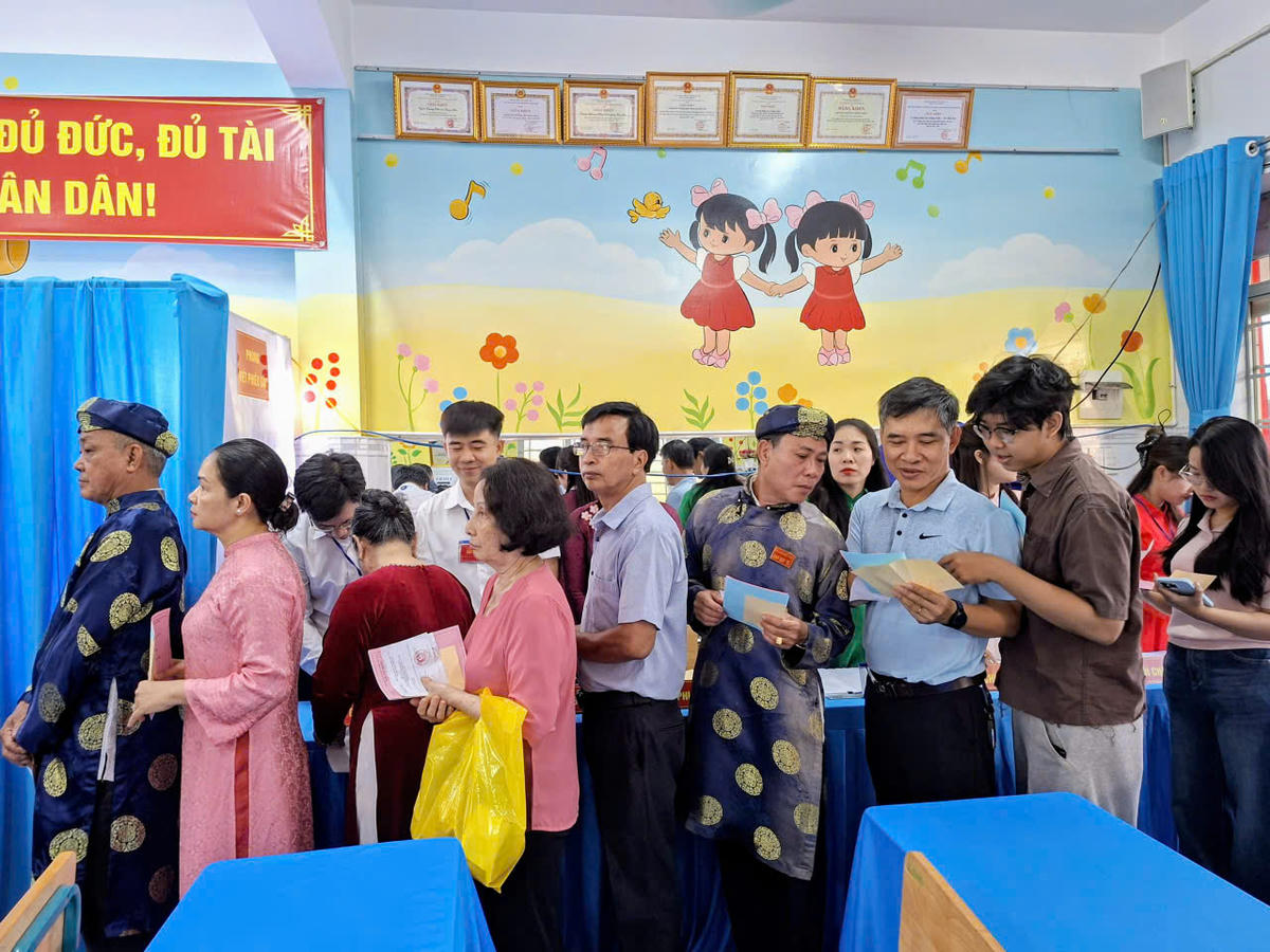 Cử tri xếp hàng chờ viết phiếu bầu cử. Ảnh: S.X