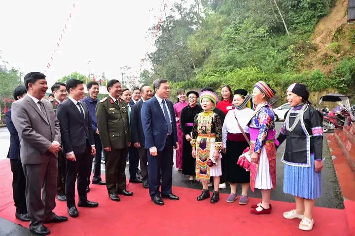 Ông Ma Thế Hồng, Phó Bí thư Tỉnh ủy, Chủ tịch Ủy ban MTTQ Việt Nam tỉnh Tuyên Quang trò chuyện cùng cử tri xã vùng cao Quản Bạ.