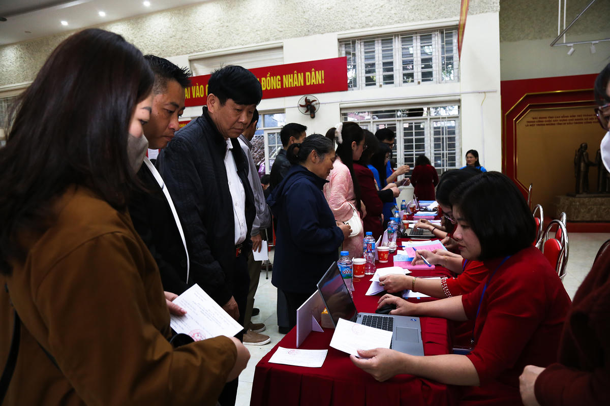 Ban Bầu cử địa phương tổ chức các bàn tiếp đón, hướng dẫn thủ tục bỏ phiếu đầy đủ và tận tình cho các cử tri.