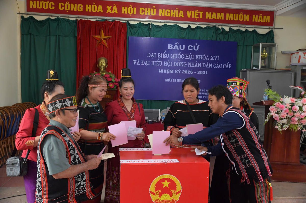 Hình ảnh đồng bào các dân tộc tại Làng Văn hóa - Du lịch các dân tộc Việt Nam, cùng tham gia bỏ phiếu, góp phần tạo nên bức tranh sinh động về khối đại đoàn kết toàn dân tộc trong ngày hội lớn của đất nước.