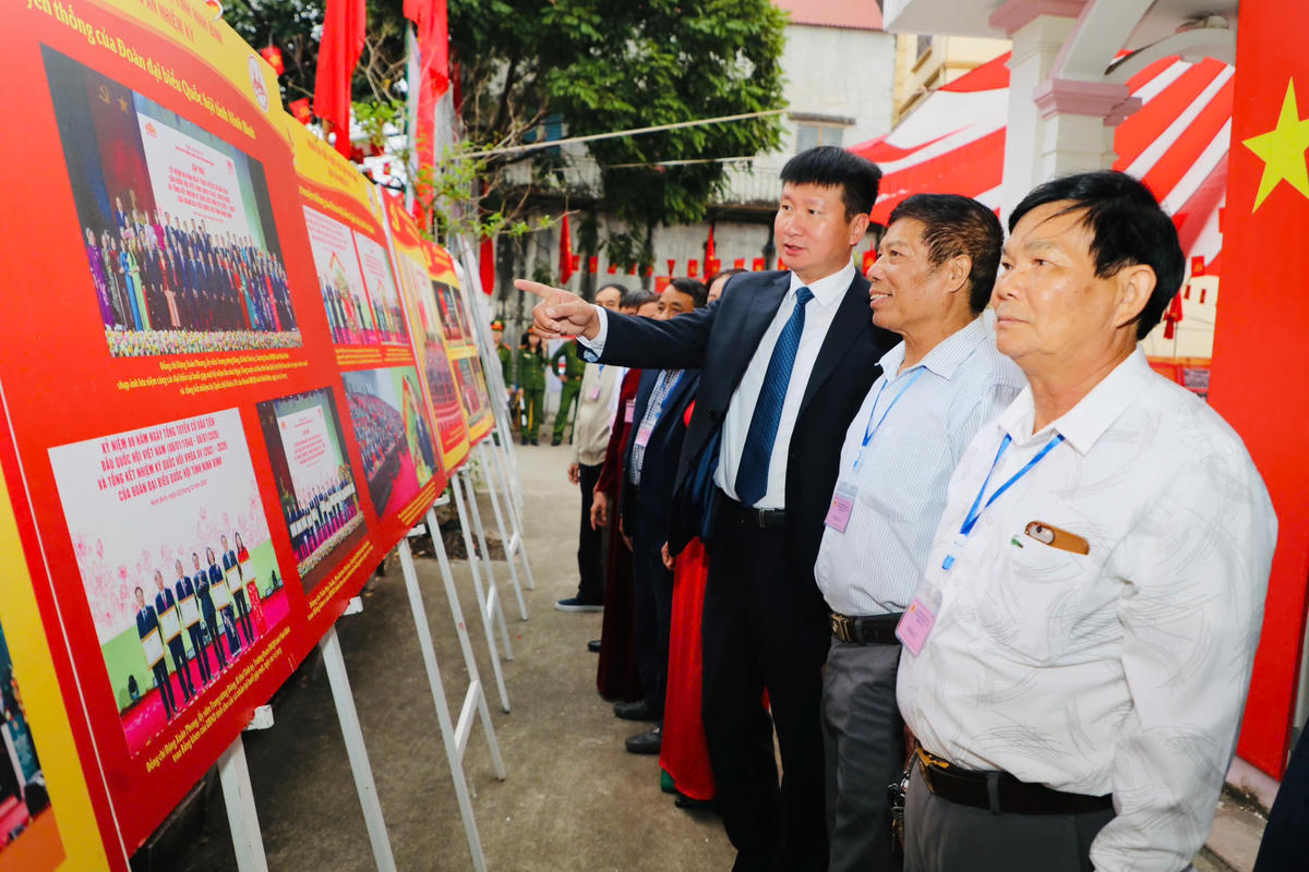 Ông Trần Huy Tuấn tham quan cụm tuyên truyền bầu cử tại địa điểm bỏ phiếu. Ảnh: Đức Lam