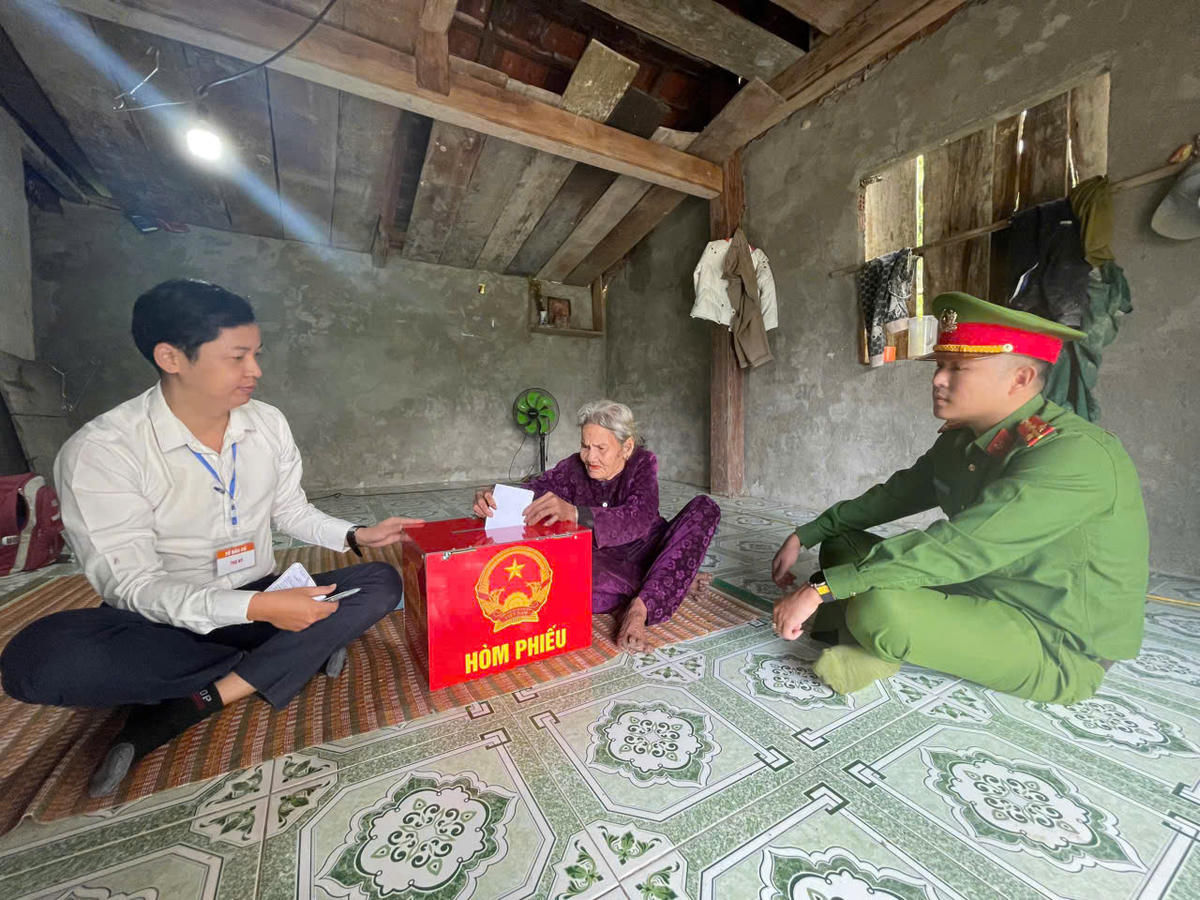 Cử tri Nguyễn Thị Thơ đang thực hiện bỏ phiếu. Ảnh: CV.