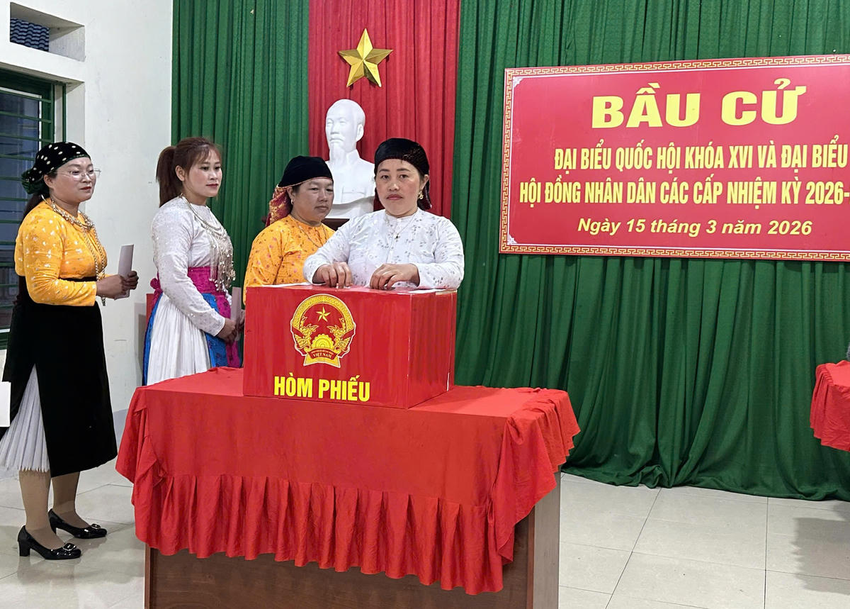 Cử tri xã biên giới Thanh Thủy nô nức đi bầu cử.