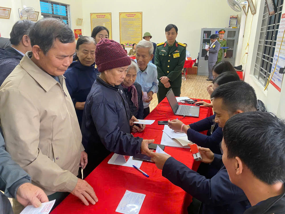 Đến 11h ngày 15/3, toàn tỉnh Hưng Yên có 75,89% cử tri đã đi bàu cử. Ảnh: Duy Hưng.