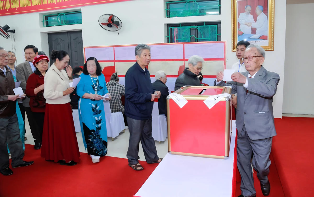 Khu vực bỏ phiếu số 8 có hơn 1.625 cử tri thuộc hai tổ dân phố Dương Đình Nghệ 1 và Bắc Thành (phường Hạc Thành) tham gia bỏ phiếu. Ảnh: Nguyễn Chung.