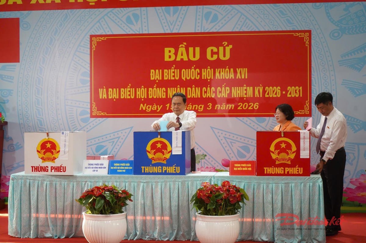 Chủ tịch Quốc hội Trần Thanh Mẫn bỏ phiếu bầu cử tại Khu vực bỏ phiếu số 14 Trường THCS Đỗ Văn Dậy, xã Hóc Môn. Ảnh: Hồng Phúc.