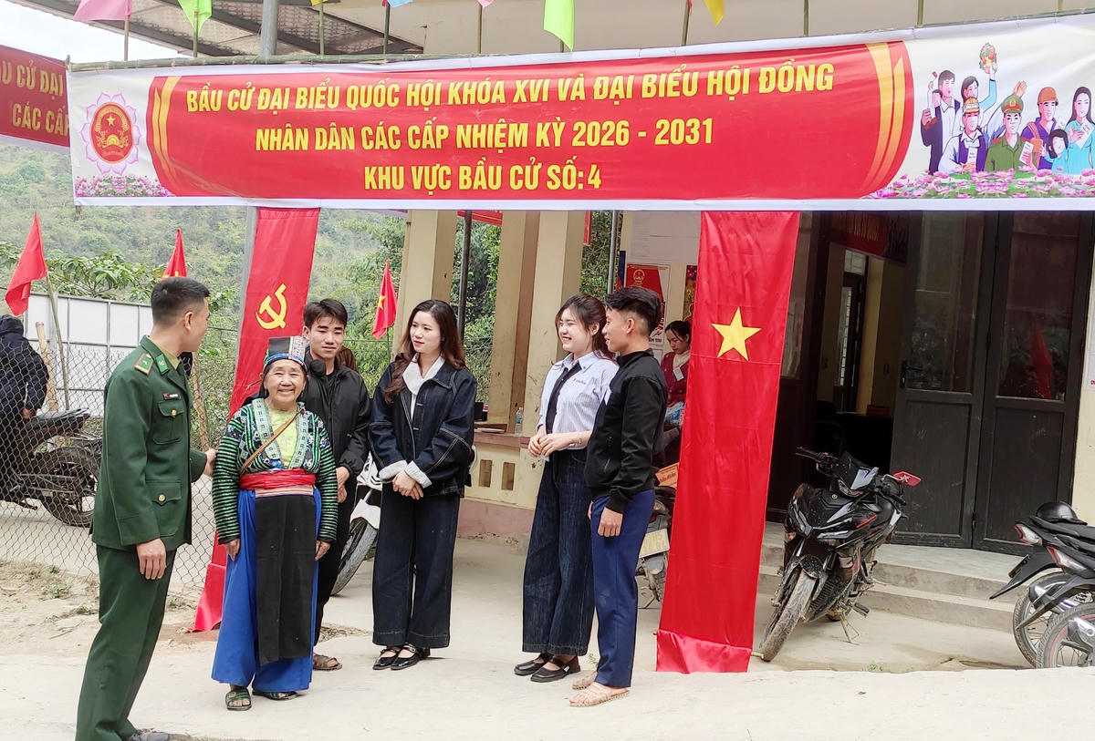 <font dir="auto" style="vertical-align: inherit;"><font dir="auto" style="vertical-align: inherit;">Các cử tri được phổ biến chi tiết về thể lệ bầu cử. Ảnh: Nguyễn Chung.</font></font>