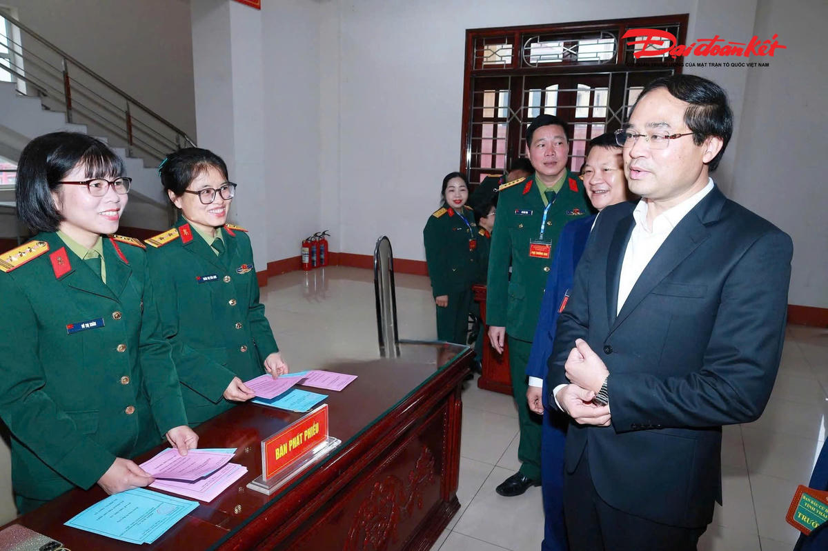 Bí thư Tỉnh ủy Thái Nguyên Trịnh Xuân Trường thăm, động viên cán bộ điểm bỏ phiếu Nhà máy Z115. Ảnh: TN.