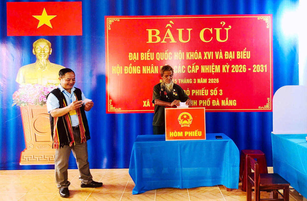 Cử tri Trà Đốc thực hiện quyền công dân đi bỏ phiếu. Ảnh: CV.