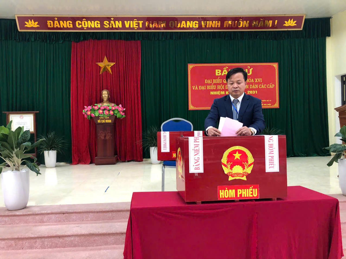 Bí thư xã Hồng Sơn Lê Chí Hòa thực hiện quyền và nghĩa vụ công dân. Ảnh: T.L