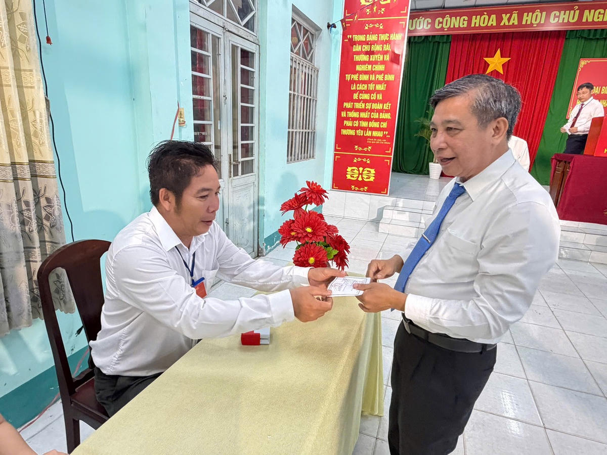 Ông Đồng Văn Thanh, Ủy viên Ban Chấp hành Trung ương Đảng, Phó Bí thư Thường trực Thành ủy, Chủ tịch HĐND thành phố, Chủ tịch Ủy Ban Bầu cử thành phố Cần Thơ bỏ phiếu tại khu vực số 14, đơn vị bầu cử số 5, xã Tân Hòa, TP Cần Thơ&nbsp;