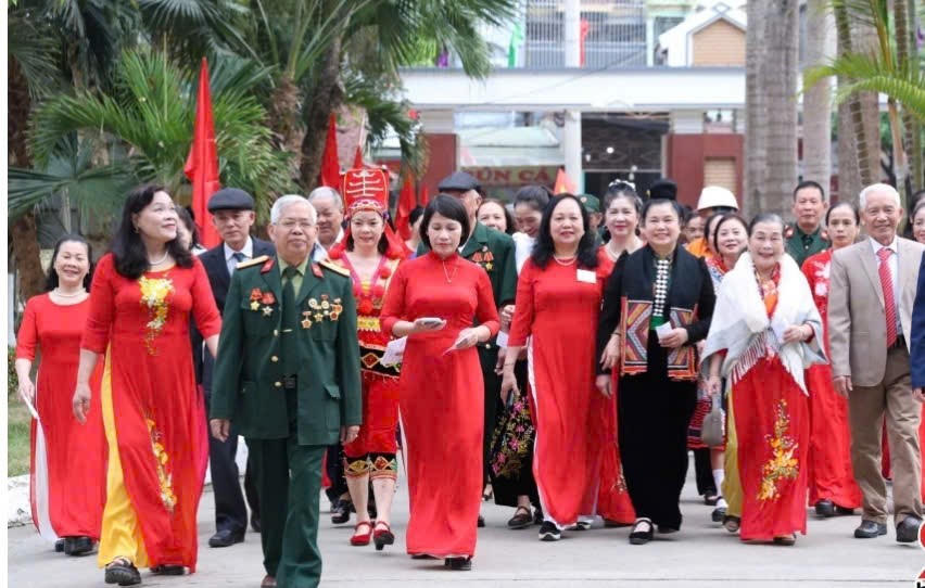 Các cử tri nô nức tham gia "Ngày hội non sông". Ảnh: H.H