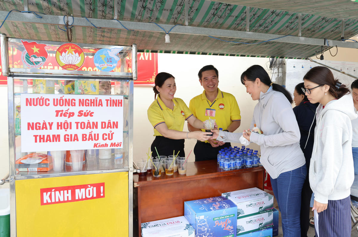 Tổ bỏ phiếu số 16, phường Ninh Kiều phục vụ nước uống miễn phí cho cử tri. Ảnh Trung Phạm 