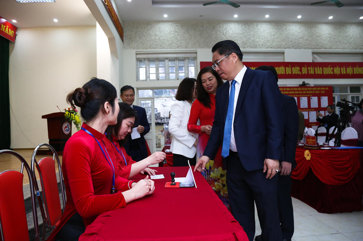 Sau khi bỏ phiếu vào các thùng phiếu, cử tri được đóng dấu hoàn thành vào thẻ cử tri.